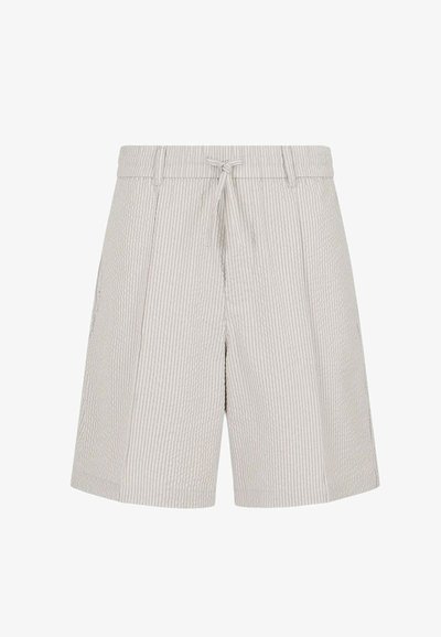 Bermuda beige a righe realizzati in tessuto testurizzato, dotati di vita elasticizzata, chiusura con cordino e tasche laterali.