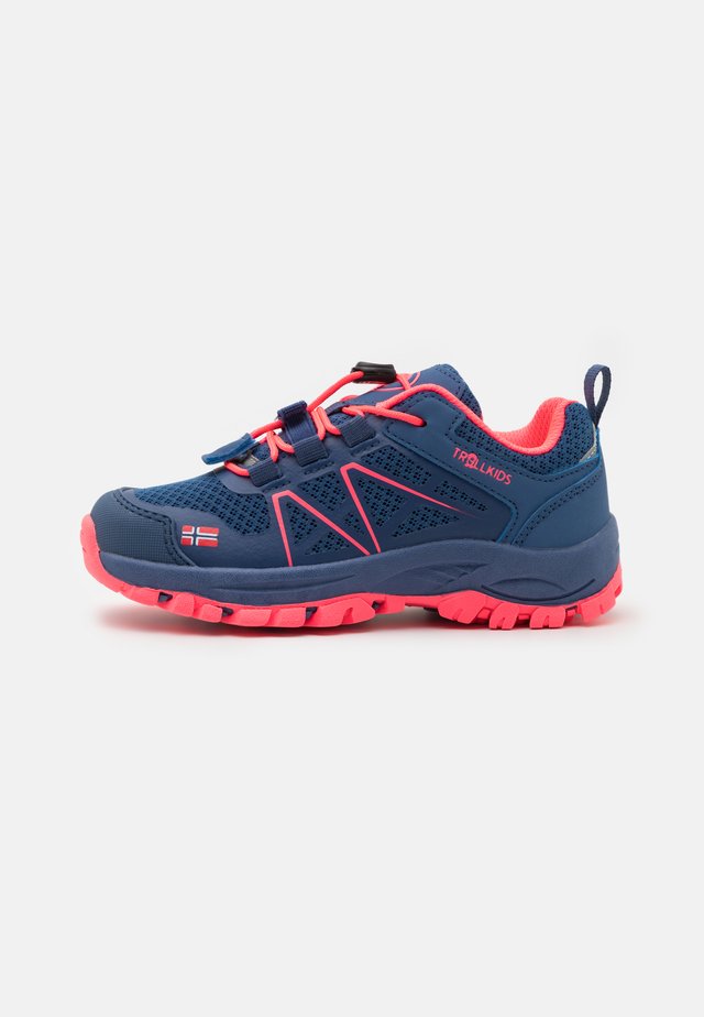 KIDS SANDEFJORD LOW UNISEX - Hikingschuh - midnight blue/coral