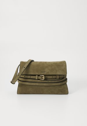 Geantă de umăr din suede verde măsliniu, cu o clapetă pliabilă, accesorii din aur și un detaliu decorativ sub formă de cataramă. Include o curea ajustabilă.