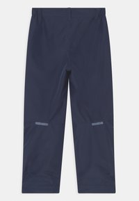 Marinblå vattentäta utomhusbyxor med elastisk midja, två reflexband ovanför fållen och en slät, hållbar tygkvalitet.