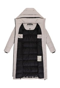 Cappotto imbottito beige con colletto alto, zip frontale e interno nero. Presenta cuciture orizzontali e due tasche interne. Logo del marchio visibile.