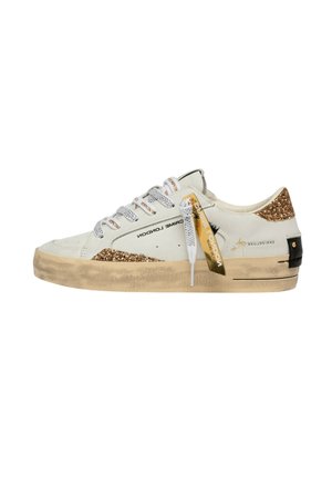 Sneaker bianca bassa con suola beige, accenti bronzo glitterati, lacci decorati e targhette con marchio sul lato e sul tallone.