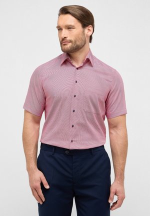 Rot-weißer kariert kurzärmeliger Hemd mit Button-Down-Kragen, Brusttasche und dunkelblauen Knöpfen, kombiniert mit dunkelblauen Hosen.