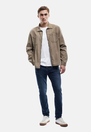 - Jeansy Slim Fit