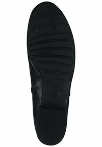 Černá kožená podešev s texturovaným vzorem pro grip, s vyraženým logem; navržena pro pohodlí s pružnou strukturou.