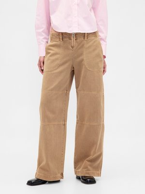 Vide ben, khaki bukser lavet af denim, med lynlås, store lommer og synlige syninge detaljer for ekstra tekstur.