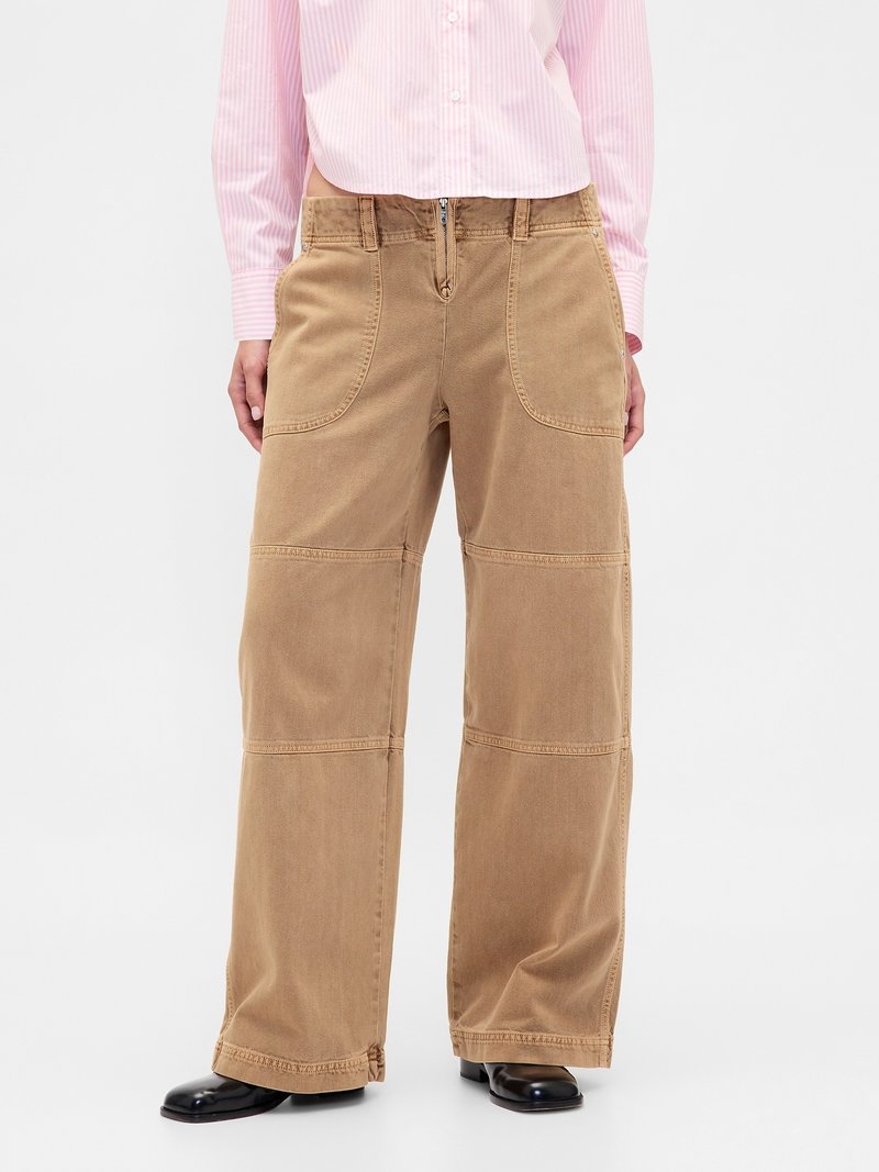 Vide ben, khaki bukser lavet af denim, med lynlås, store lommer og synlige syninge detaljer for ekstra tekstur.