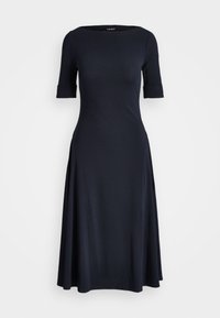 Granatowa sukienka z krótkim rękawem i dekoltem łódkowym, z rozkloszowanym dołem oraz usztywnianym materiałem, który pięknie się układa bez widocznych zapięć.