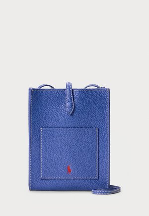 Bolsa crossbody de couro azul com acabamento texturizado, pega na parte de cima e bolso frontal. Apresenta costura em contraste e um pequeno logo.