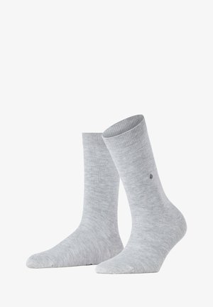 Graue Baumwollsocken mit geripptem Bund, die eine glatte Textur aufweisen und ein kleines Logo nahe dem Knöchel haben. Standard Crew-Länge.