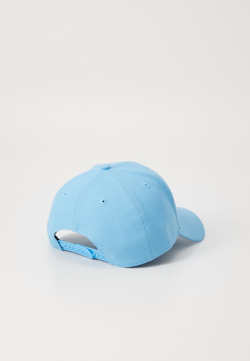 Gorra de béisbol de color azul claro con visera curva, hecha de tela suave. Presenta detalles cosidos y un cierre de plástico tipo snapback en la parte trasera.