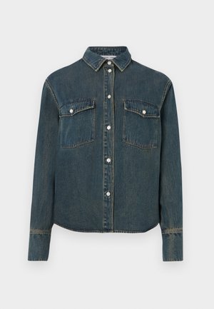 Denimskjorte med kragehals, lange ermer, to brystlommer og knappelukking foran. Mørkeblå farge med falmet tekstur.