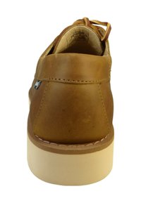 Scarpa in pelle marrone con tacco arrotondato, caratterizzata da una superficie liscia, dettagli cuciti e una suola in gomma leggera a contrasto. Design senza lacci.