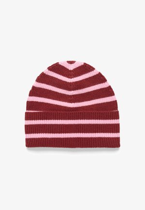 Gorro de punto con un patrón de rayas en burdeos y rosa. Presenta una textura acanalada y un diseño de chevrón en la parte superior. Con puño doblado en la parte inferior.