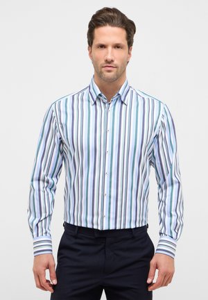 Gestreiftes Hemd zum Knöpfen in hellblauen, grünen und grauen Tönen; mit langen Ärmeln, Kragen und kontrastierenden gestreiften Manschetten.