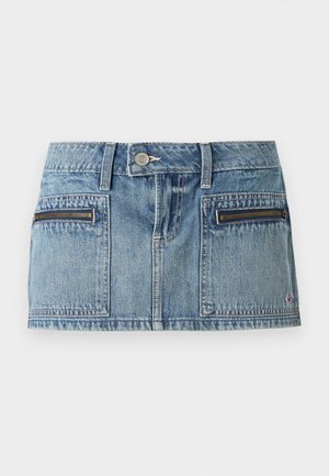 Lys blå denim miniskjørt med knapper foran, glidelåslukking, to glidelåslommer foran og beltestropper.