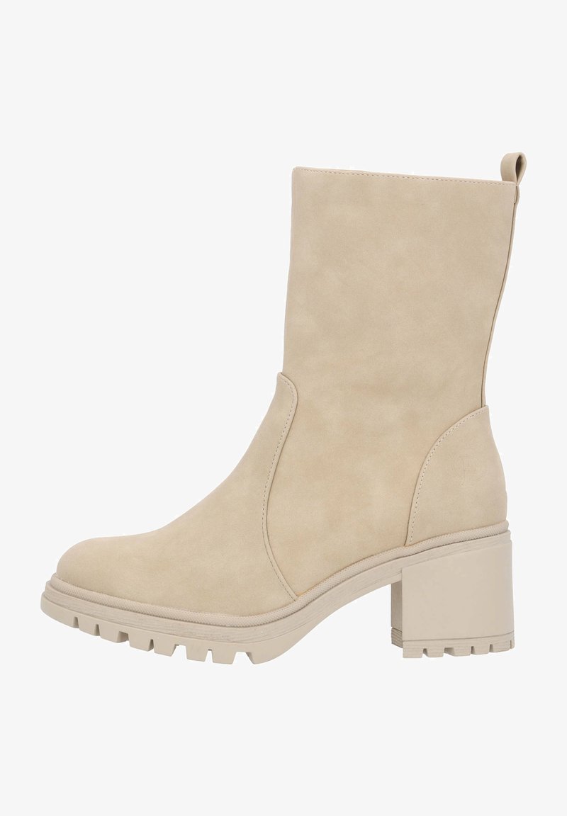 Botte beige en daim mi-mollet avec talon épais et semelle crantée, dotée d'une languette à l'arrière pour un enfilage facile.