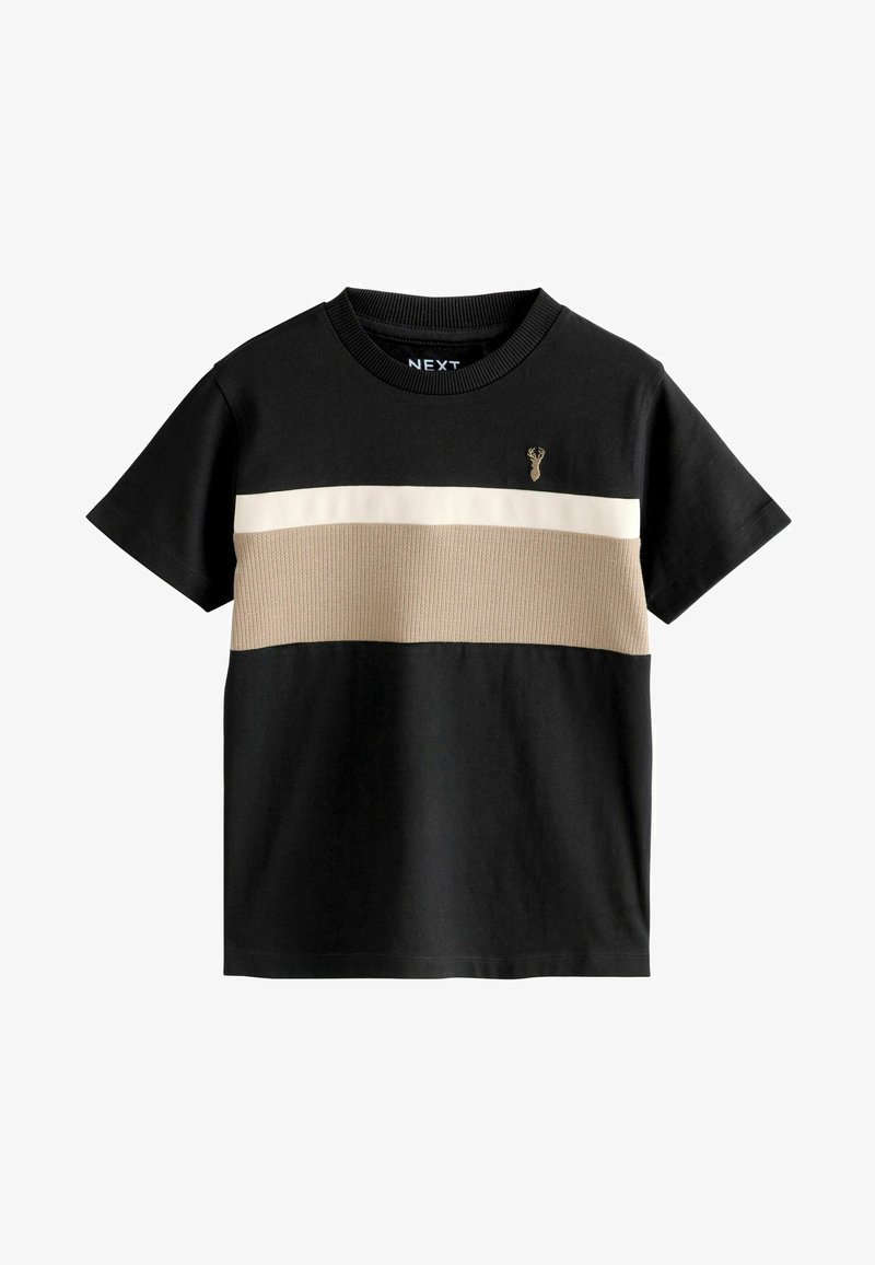 T-shirt nera a maniche corte con righe orizzontali beige e bianche sul petto e un piccolo emblema dorato di cervo sul lato sinistro.