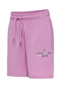 Helle lila Shorts aus weichem Material, mit einem elastischen Bund und Kordelzug, sowie einem bedruckten Logo, das "SERVE THE GAME" liest.