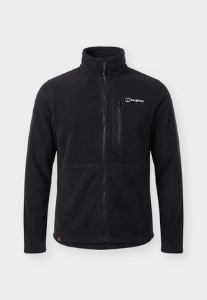 Chaqueta de forro polar negra con cremallera completa, cuello alto, bolsillo con cremallera en el pecho, bolsillos laterales y logo blanco de Berghaus en el pecho izquierdo.