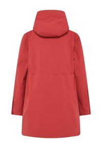 Rød hættejakke med lang jakke, lange ærmer, synlige syningslinjer og indsnævring ved taljen, vist bagfra på en hvid baggrund.