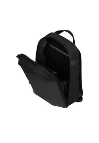 Zaino nero realizzato in tessuto strutturato. Caratterizzato da un comparto principale con una tasca frontale con zip e due spallacci regolabili.