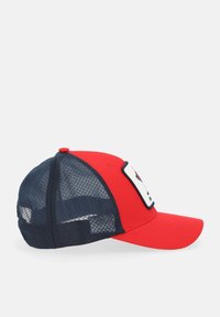 Rood en marineblauwe baseballcap met mesh achterkant, gebogen vizier en een merkpatch op het voorpaneel, met contrasterende stikseldetails.