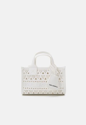 Bolso blanco con patrón de triángulos recortados y puntos, asas dobles y una etiqueta de marca con la inscripción "KARL LAGERFELD" adjunta al frente.