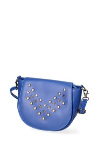 Borsa a spalla blu realizzata in materiale sintetico liscio. Presenta borchie metalliche a forma di stella e cerchio sulla parte anteriore. Tracolla regolabile.