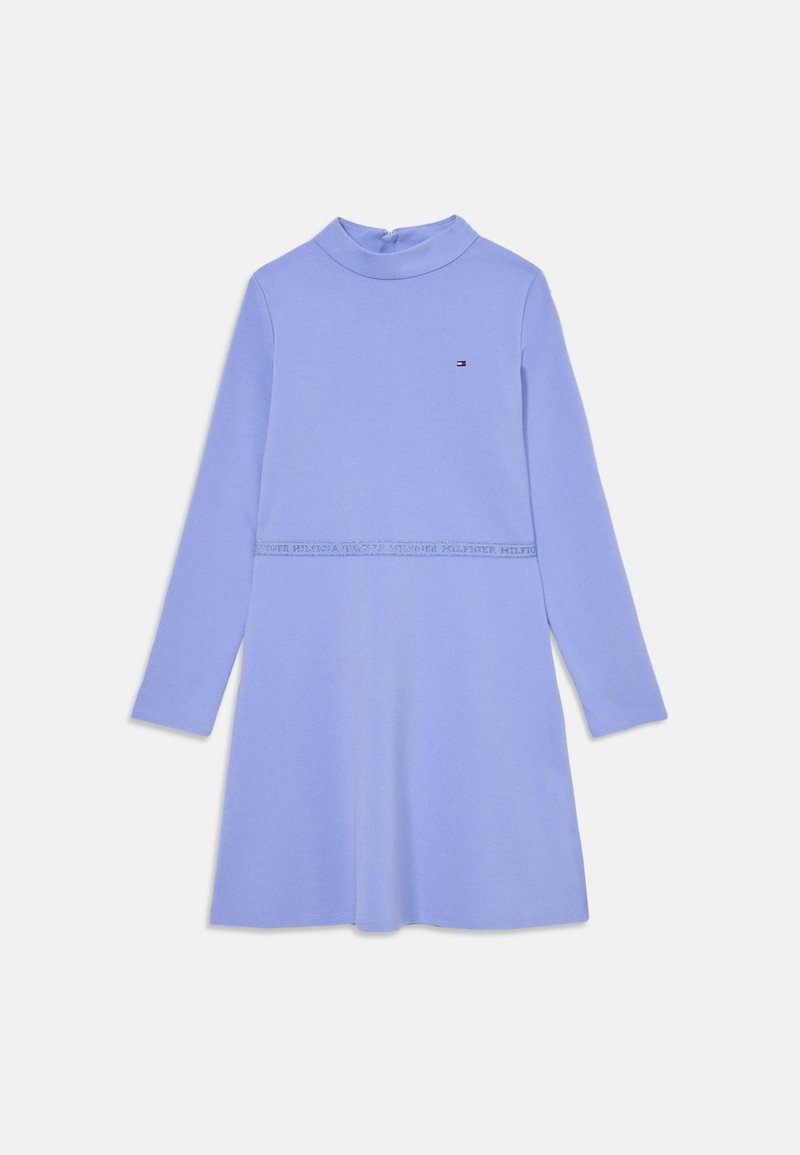 Robe bleu clair à manches longues avec un col haut, présentant un logo sur la poitrine et une ceinture avec des détails de texte imprimé. Texture lisse.