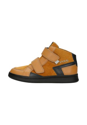 Zapatilla deportiva de caña alta con ante y cuero marrón, suela negra y dos anchas tiras de velcro para cerrar sobre fondo blanco.