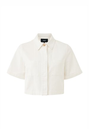 Camisa blanca recortada con mangas cortas, cierre con botones en la parte delantera, dos bolsillos en el pecho y detalle de botón redondo en el cuello. Tejido texturizado.