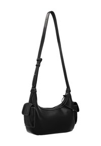 Fekete bőrválltáska ívelt formával, állítható pánttal és fehér varrással. Oldalzsebbel a jobb hasznosság érdekében.