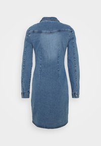 Blå denimklänning med långa ärmar, krage och en figurnära design. Har bakseams och knappade ärmslut. Slät struktur.
