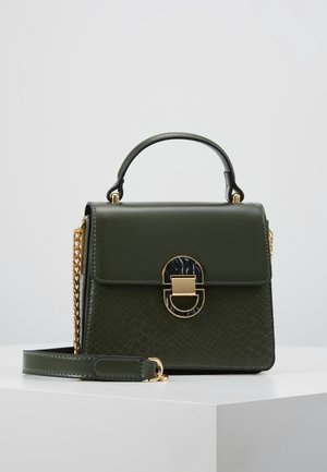 Mørkegrøn struktureret håndtaske med top-håndtag, gyldent kæderem og gyldent og sort dekorativt spænde på forflappen.