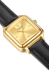 Montre carrée en or avec des marqueurs d'heure linéaires, bracelet en cuir noir et fond texturé en or ; couronne sur le côté.