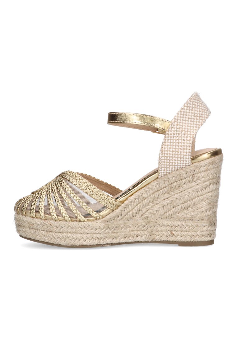 Sandalia de cuña con parte superior de tejido dorado y tira de tela beige en el talón. Presenta una plataforma de cuerda trenzada y diseño de punta abierta.
