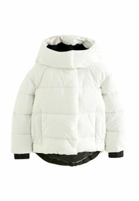 Vit puffjacka med hög krage och huva, med quiltade paneler och svarta muddärmar. En logotag är synlig på sidan.