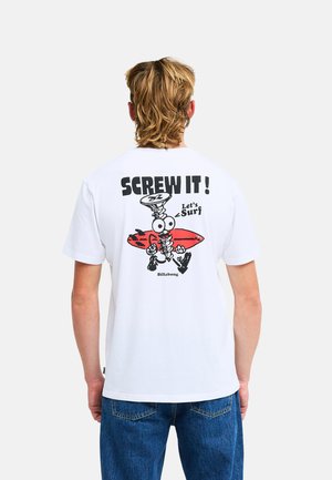 Osoba z blond włosami, ubrana w biały t-shirt z kreskówkową śrubą trzymającą czerwoną deskę surfingową i tekstem "SCREW IT! Let's Surf" na plecach.