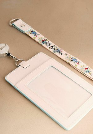 Személyi igazolvány tartó és nyakpánt. A tartó fehér, világoskék szegélyekkel, átlátszó ablakos; a nyakpánt virágmintás és logóval ellátott.