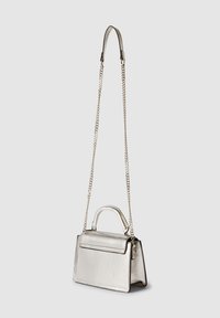 Borsa a tracolla metallica argento con una forma strutturata, dotata di manico superiore e di una lunga tracolla a catena. Texture liscia con chiusura a scatto pieghevole.