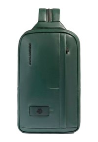 Groene leren rugzak met een gladde textuur, slank design, twee ritssluitingen en een voorvak met een subtiel logo-label.