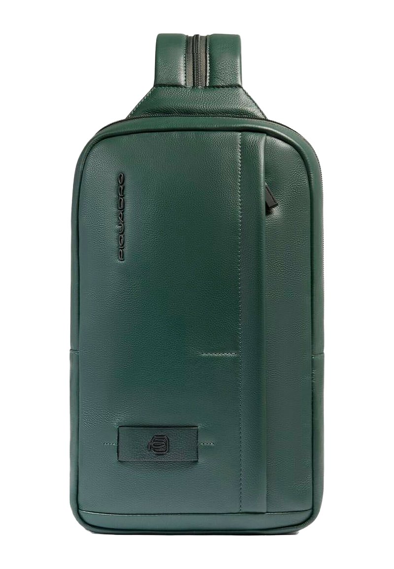 Groene leren rugzak met een gladde textuur, slank design, twee ritssluitingen en een voorvak met een subtiel logo-label.