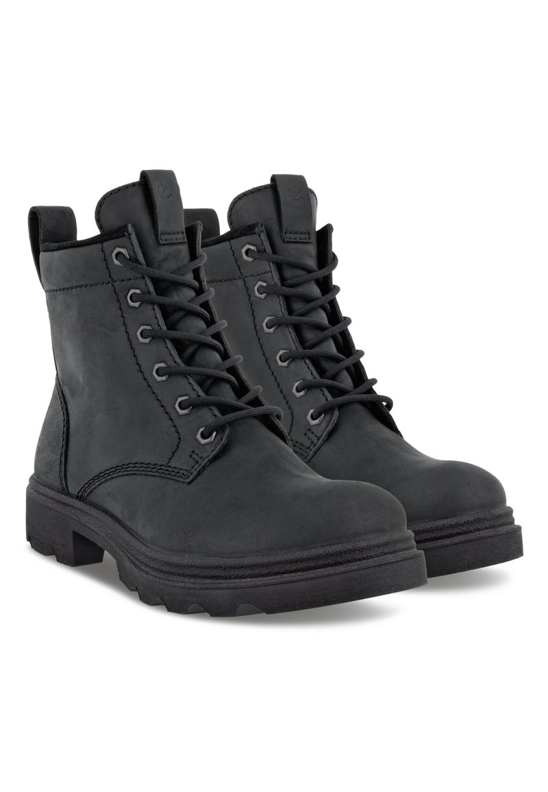 Czarne sznurowane botki sięgające kostki, wykonane z miękkiego zamszu, z okrągłym noskiem, solidną gumową podeszwą i uchwytami ułatwiającymi zakładanie.