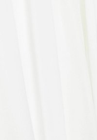 Weißer, leichter Stoff mit einer weichen, glatten Textur; zeichnet sich durch zarte Drapierungen und einen subtilen Glanz aus, der ein luftiges Erscheinungsbild erzeugt.