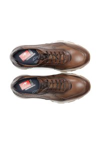 Zapatos de cuero marrón con un acabado suave, puntera redonda y patrones texturizados. Presentan cordones clásicos y suela de goma para mayor agarre.