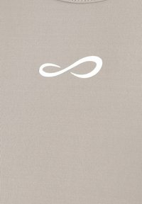 Tejido ribeteado de color beige claro con un logo de símbolo de infinito blanco en el centro. Textura suave con un diseño ajustado.