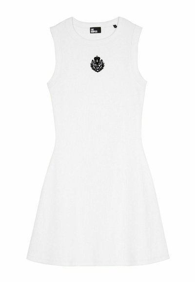 Abito bianco senza maniche in cotone, con corpetto aderente e gonna svasata. Presenta un logo ricamato nero nella zona del petto.