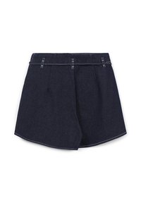 Gonna corta in denim blu scuro con passanti per cintura, pieghe frontali e un orlo leggermente svasato su sfondo bianco.