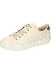 Baskets beige clair avec texture matelassée, œillets dorés et lacets gris. Dotées d'une semelle en caoutchouc blanche et d'un accent métallique à l'arrière.